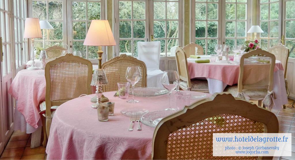 Hotel De La Grotte モンティニャック エクステリア 写真