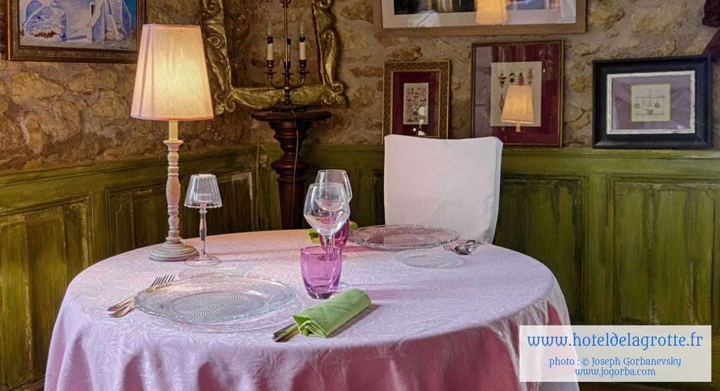 Hotel De La Grotte モンティニャック エクステリア 写真