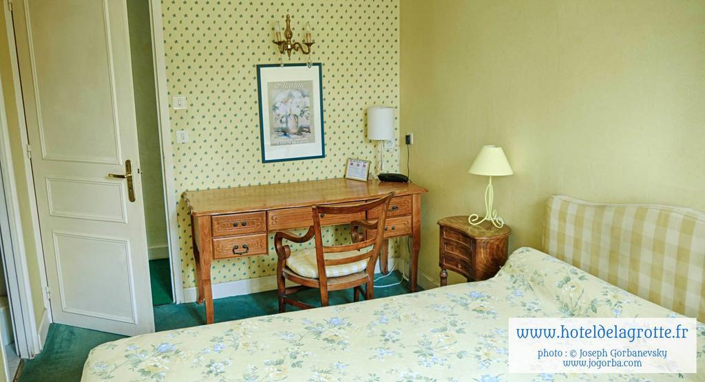 Hotel De La Grotte モンティニャック エクステリア 写真